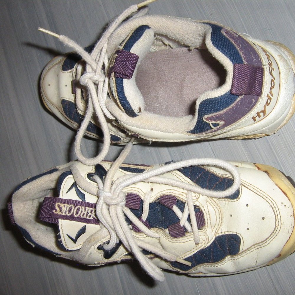 Ladies Athletic Running Shoes Brooks Size 6 $5.00 AS AN ADD ON